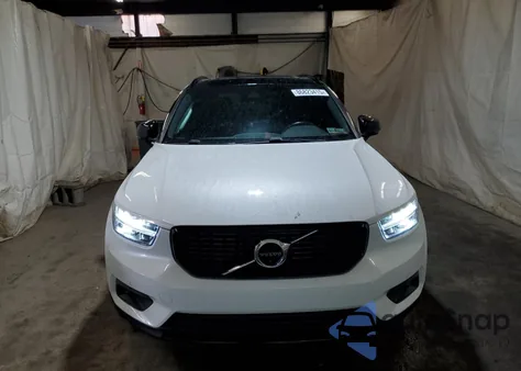 2021 Volvo Xc40 T5 R-Design z USA, uszkodzony, nr VIN YV4162UM2M2545264